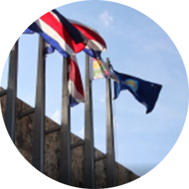 Bandera de Costa Rica y bandera ecológica ondeando